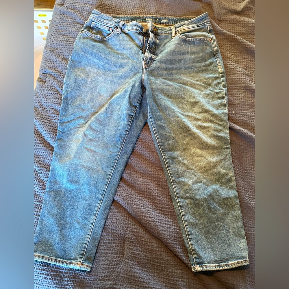 Old Navy medium wash capri jeans size 18 petit